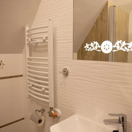 Goralski Styl - Jacuzzi, Sauna, Goralska Goscinnosc Bed & Breakfast 3*