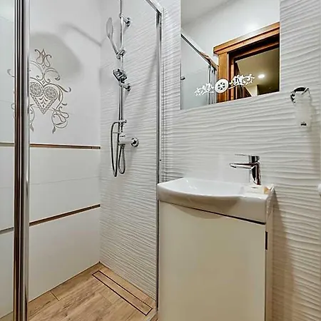 Goralski Styl - Jacuzzi, Sauna, Goralska Goscinnosc Bed & Breakfast